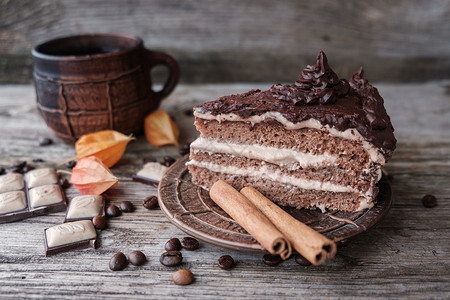 蛋糕加巧克力奶油和木板上图片