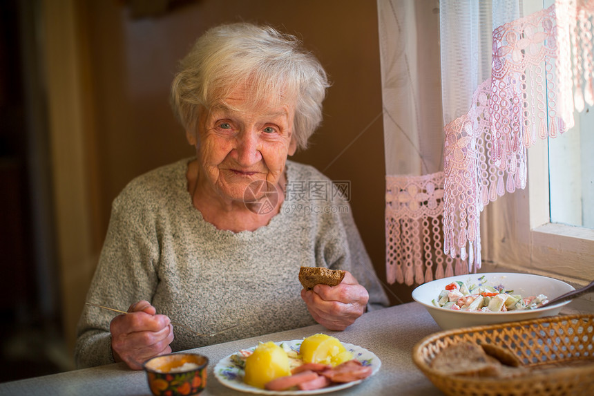 老妇人在家吃饭图片