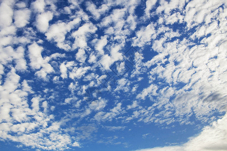 蓝天上的云彩和自然的颜色图片