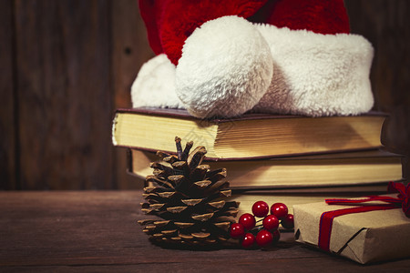 圣诞老人帽子三本书有礼物的盒子锥图片