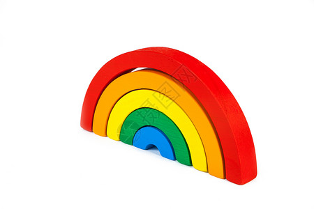 一个由七种不同颜色的弧形组成的木制玩具图片