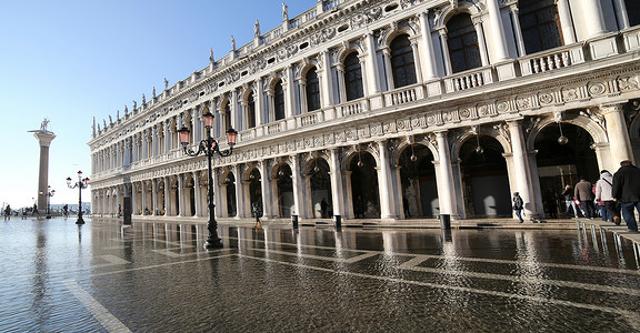 圣马克广场和古代图书馆宫背景图片