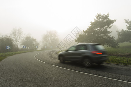 Foggy沥青路弯曲图片