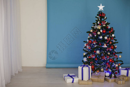 圣诞装饰圣诞树带加兰灯光图片