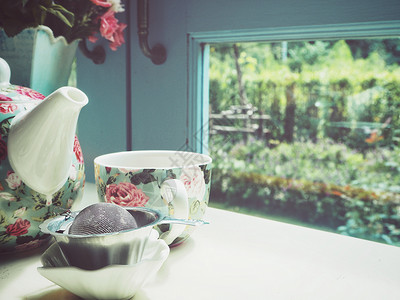 茶叶教练器和装有花饰装图片