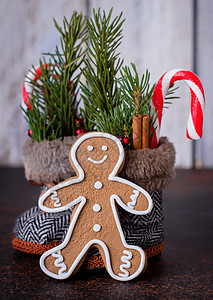 圣诞假期贺卡与靴子和姜饼人图片