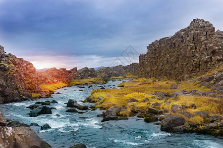 Oxara河靠近冰岛的Oxarafos瀑布图片