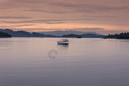 英国苏格兰高地日落时分在湖中划船在苏格图片