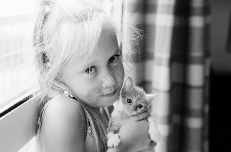 小女孩与可爱小猫的黑白肖像图片
