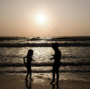 印度海滩上儿童的剪影图片