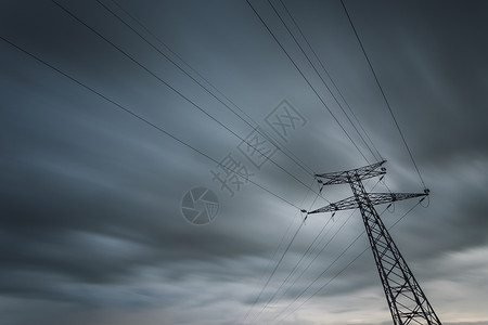 高压输电线和输电塔在阴天电线杆和电源线的轮廓发电和配电力工业和自然概图片