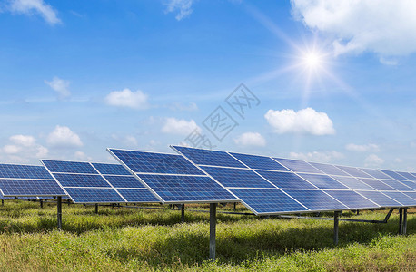 太阳能发电厂中的多晶硅太阳能电池排向天空吸收来自太阳的光图片