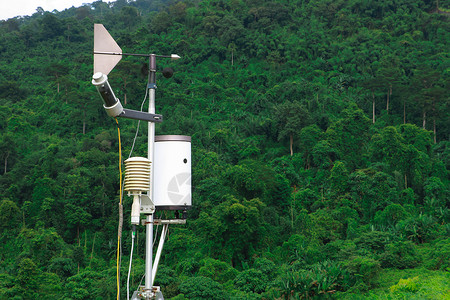 具有气象传感器和背景的森林的气象站天线图片