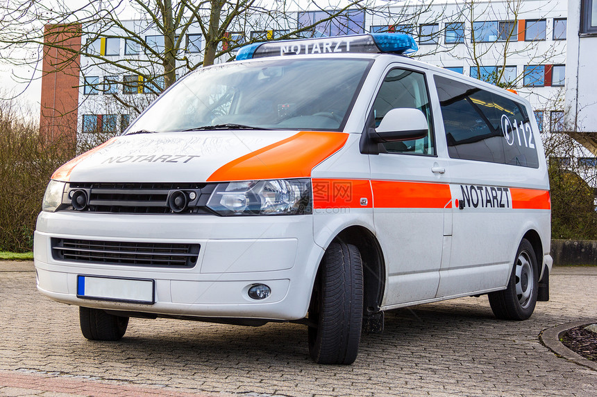 德国公证人消防部门的急救医生车站在一图片