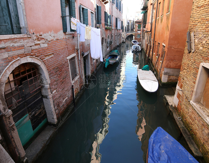 意大利威尼斯的一条狭小可航行运河图片