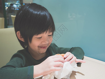 可爱的亚洲小孩在餐厅图片