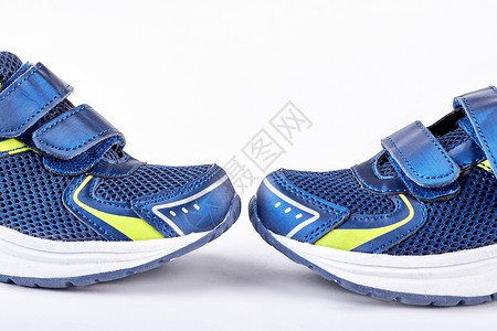 体育活动的蓝色运动鞋对孤立在白色背景上的运动教练出售运图片