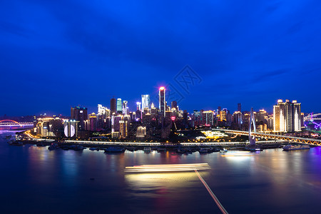 重庆市中心的现代建筑在晚上图片