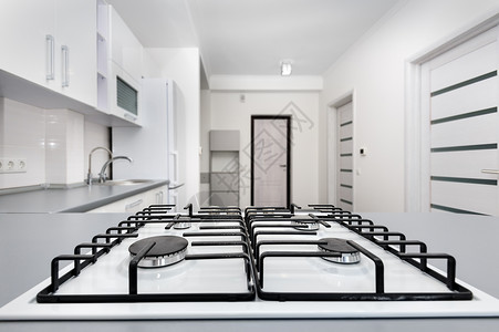 现代白色和黑色厨房最起码的清洁设计图片