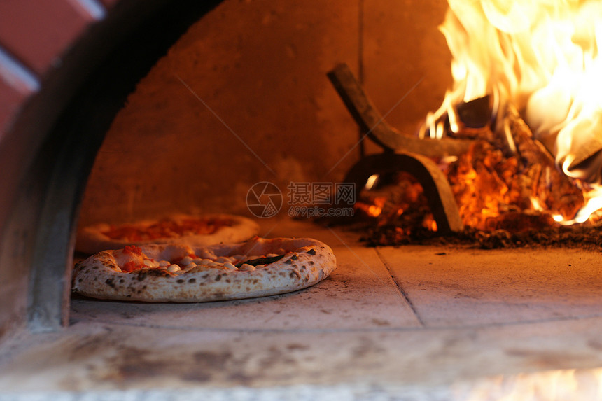 柴炉里的那不勒斯披萨图片