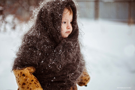 小女孩与雪图片