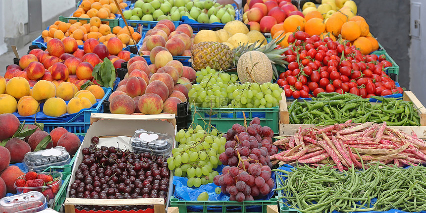 卡普里市场摊位上的水果和蔬菜图片