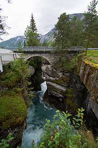 Gudbrandsjuvet是一条5米窄约25米高的峡谷背景图片