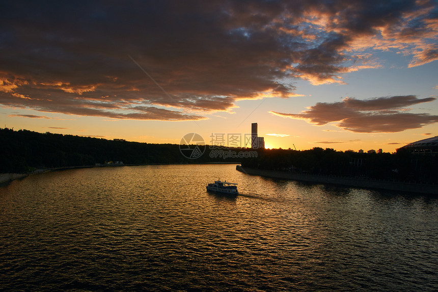 日落时空的中城市风景河上游艇行驶在地面图片