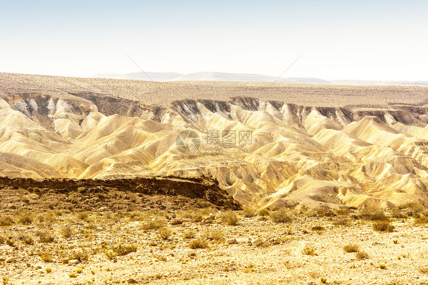 以色列内盖夫沙漠的岩石山丘以色列南部沙漠中沙漠岩层的壮丽景观尘土飞扬的山脉被旱谷和图片