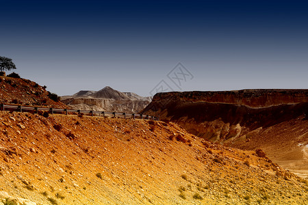 清晨以色列内盖夫沙漠的落基山图片