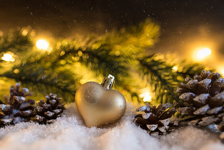 雪冬圣诞装饰带有心形圣诞装饰品锥体图片