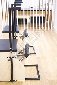 在健身房健身锻炼的工作室机械稳定制椅Pila图片