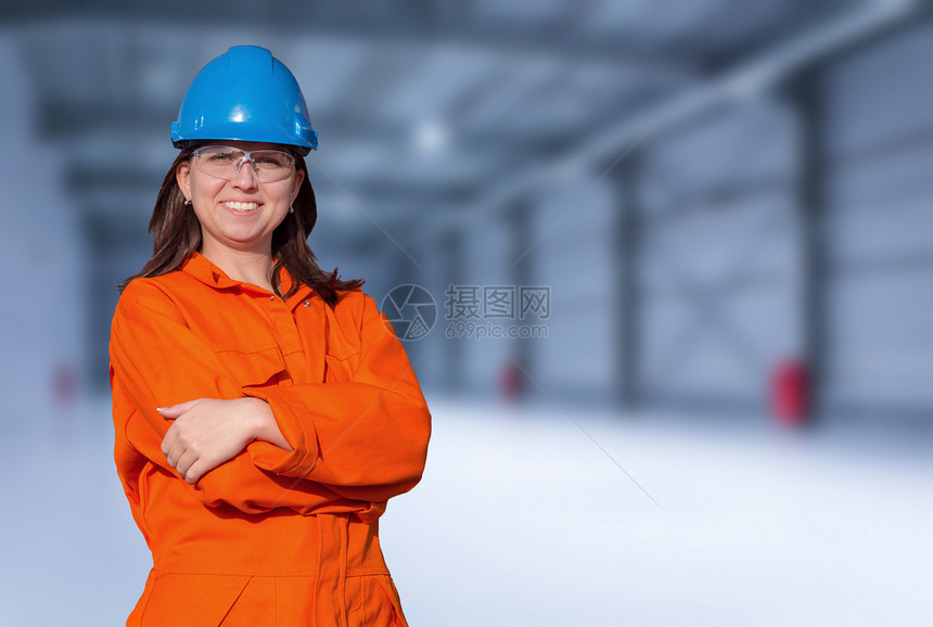 全身橙色和蓝色安全头盔中的女工白图片