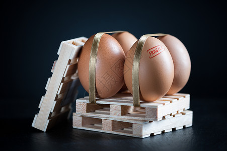 模拟包装上带鸡蛋的货物托盘运输图片