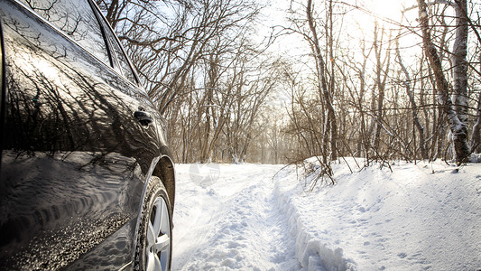 冬季驾驶SUV车在森林图片