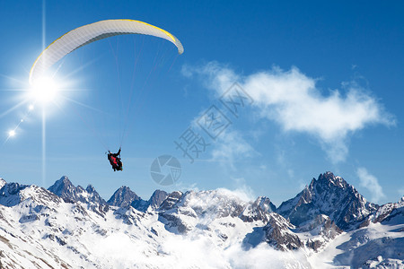 在蓝天高处的山上滑翔伞图片