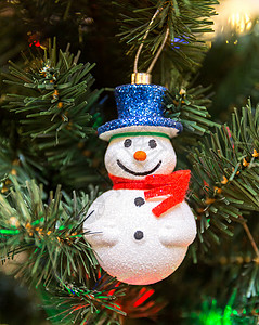 挂着雪人的圣诞树装饰图片