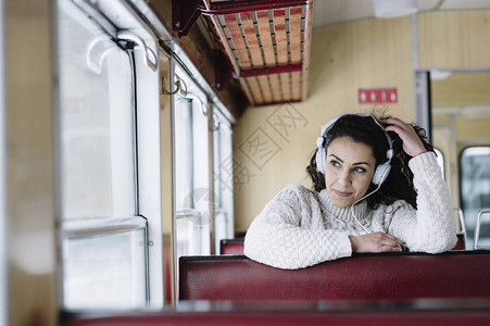在火车上听音乐的青少年乘客图片