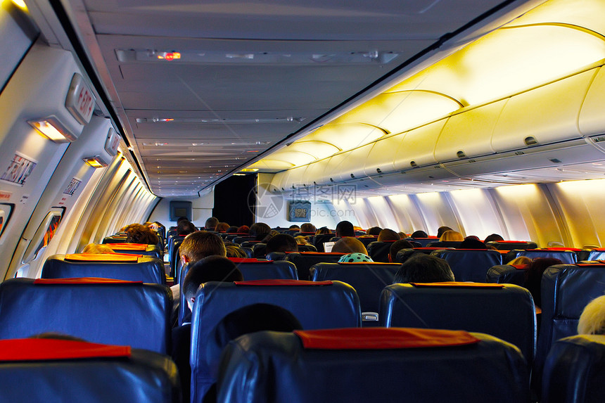 坐着乘客的飞机内部安全图片