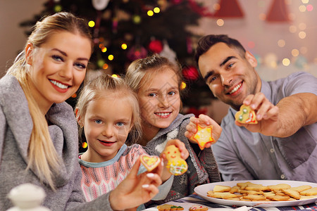 展示喜悦的家庭准备圣诞饼干的图片Na背景图片
