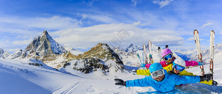 享受山上冬季假期的幸福家庭滑雪太图片