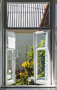 在阳光明媚的夏日庭院里从一个古老的农村窗户图片