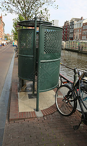 荷兰阿姆斯特丹通航运河附近的一条街上背景图片