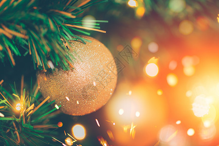 圣诞树装饰着模糊明亮的童话烛图片