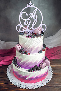 漂亮的三层可爱的婚礼蛋糕图片