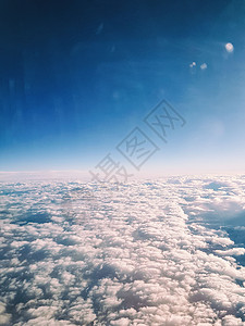 天空从飞机上飞出美图片