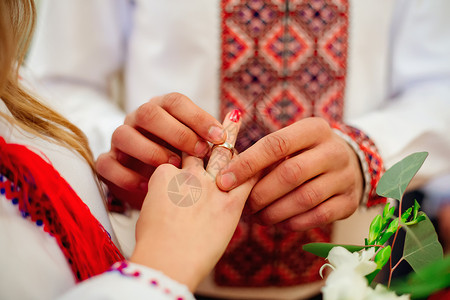 在婚礼仪式上把结婚戒指戴在新娘手指上图片