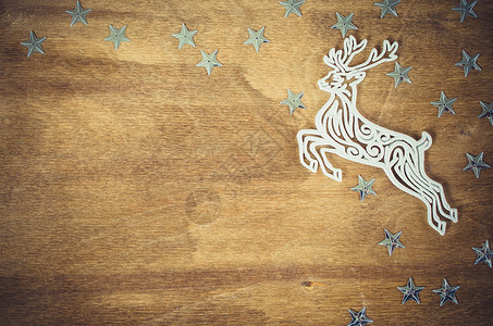 乡村风格节日贺卡的圣诞背景木板上的圣诞装饰鹿为您的文本复制空图片