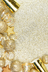 金色飘带免扣新年前夜的飘带和装饰在闪发光的金色背景背景