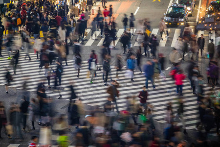 东京涩谷街上运动模糊的人图片